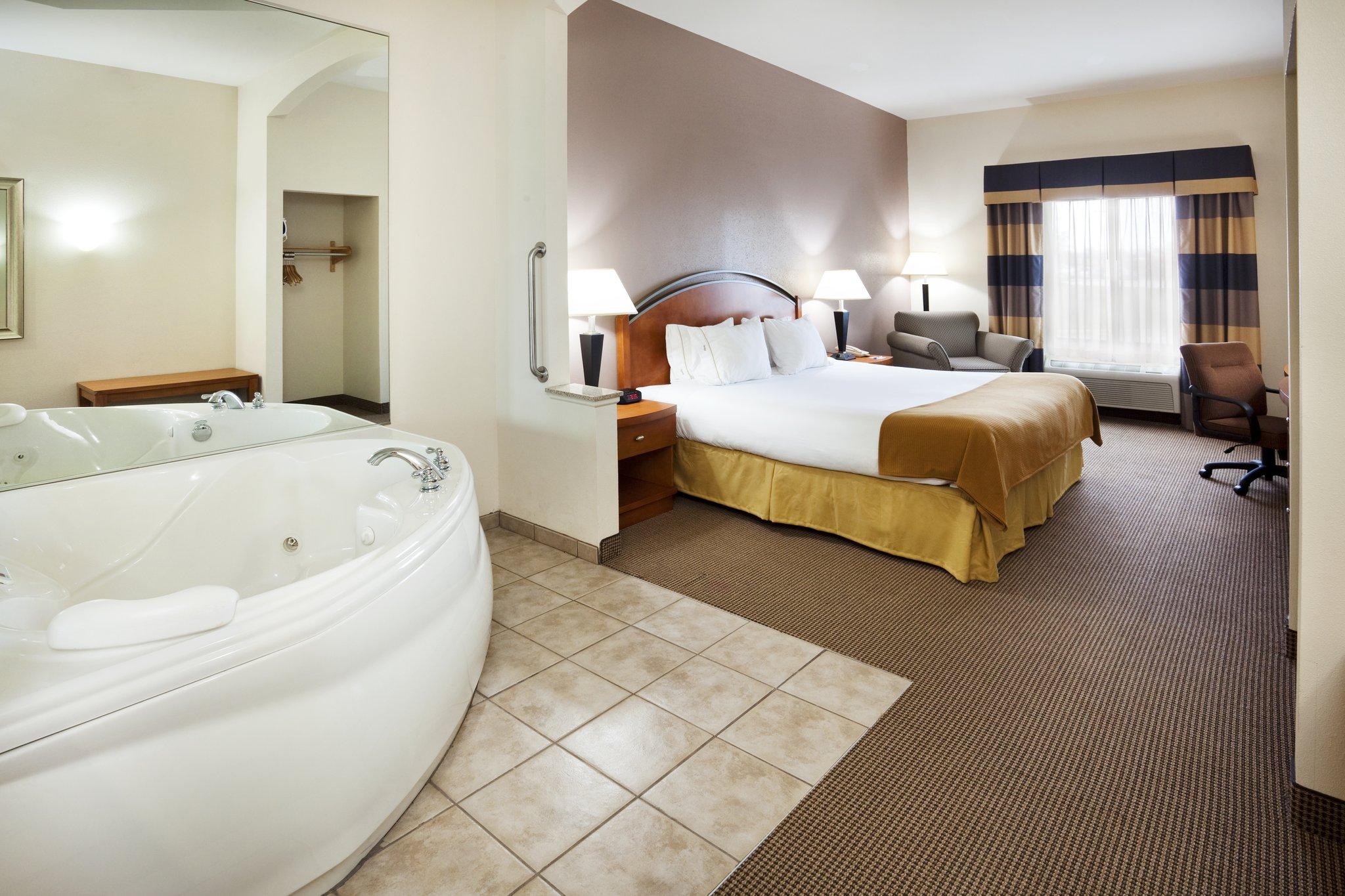 Holiday Inn Express Forest City By Ihg Номер фото
