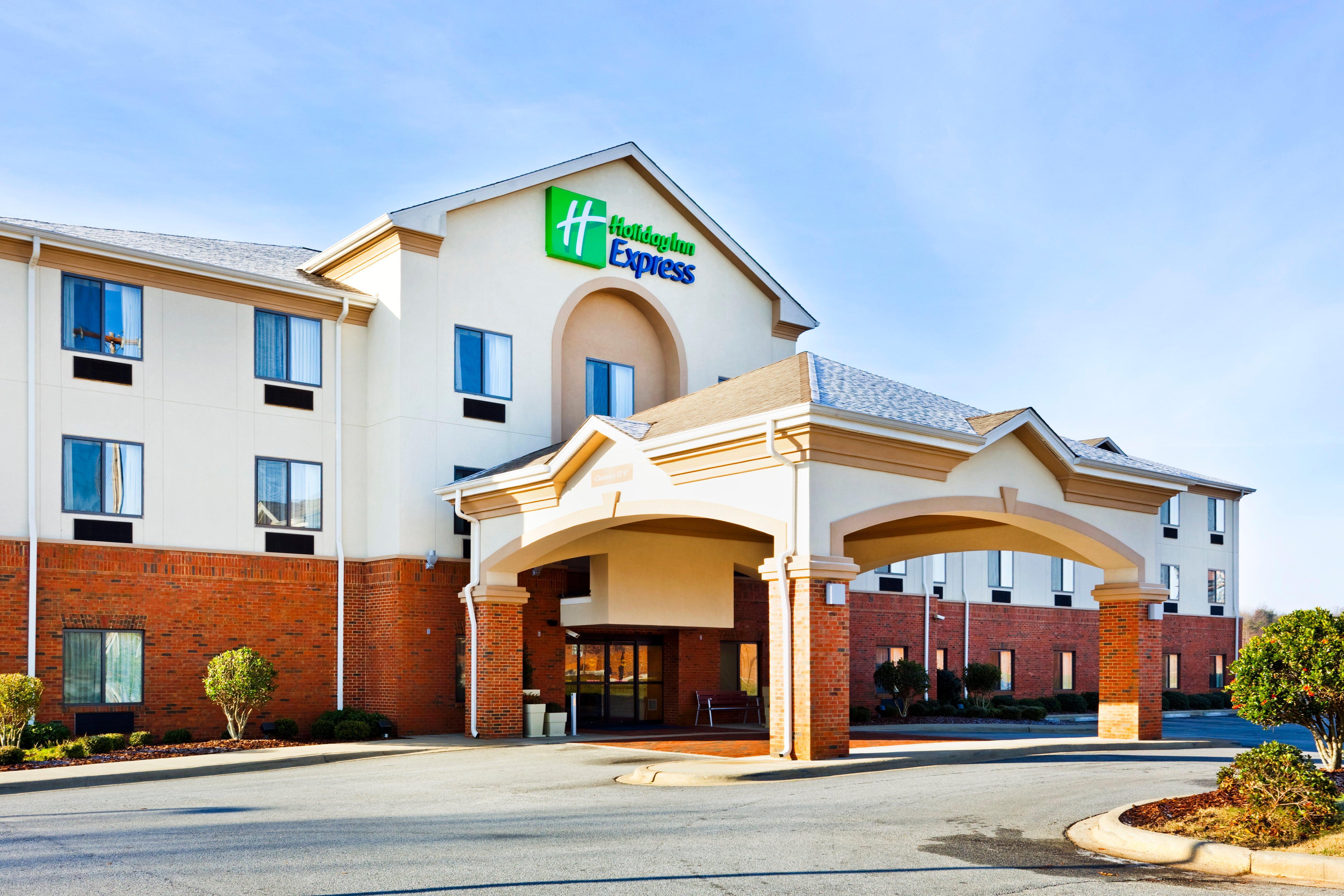 Holiday Inn Express Forest City By Ihg Экстерьер фото