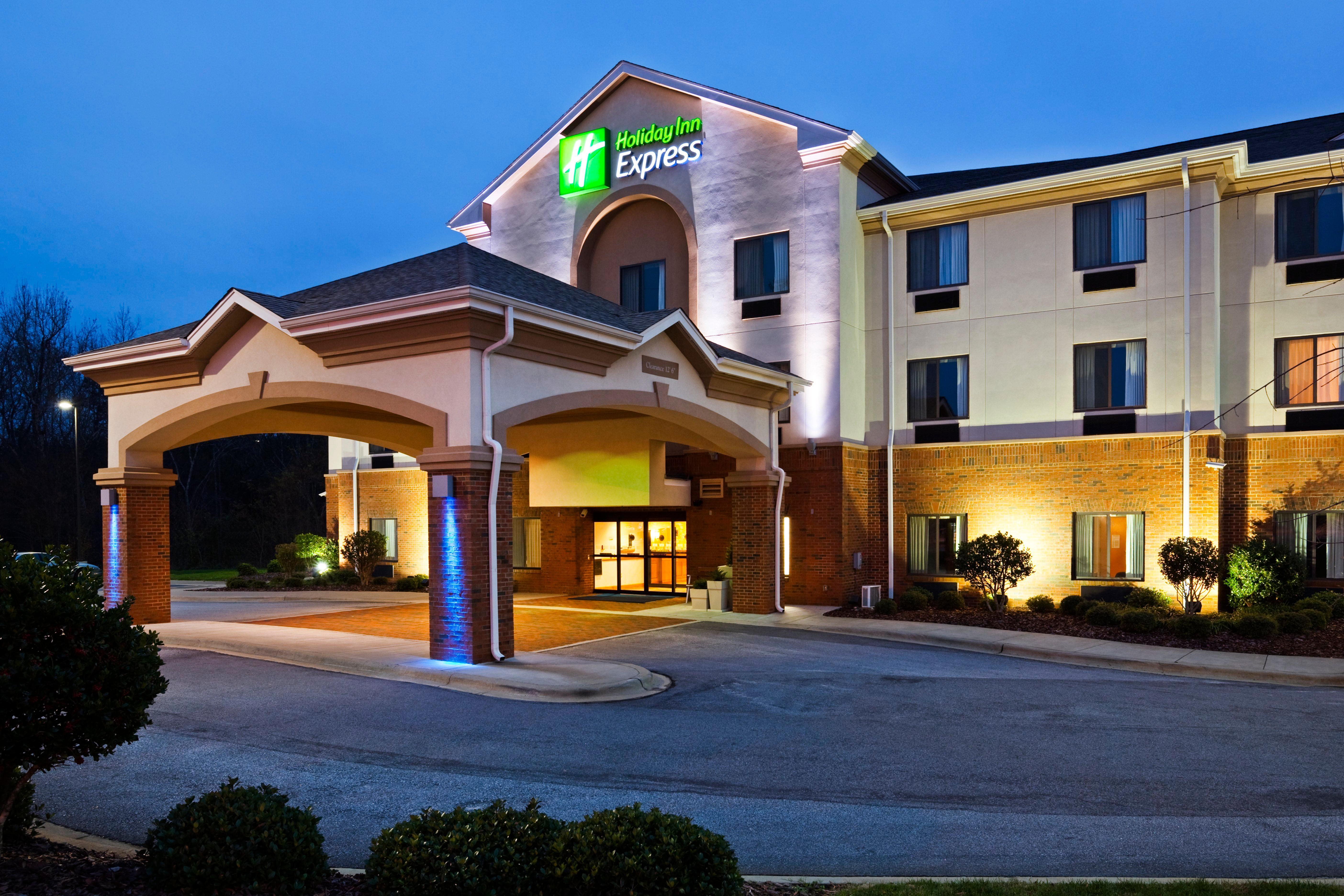 Holiday Inn Express Forest City By Ihg Экстерьер фото
