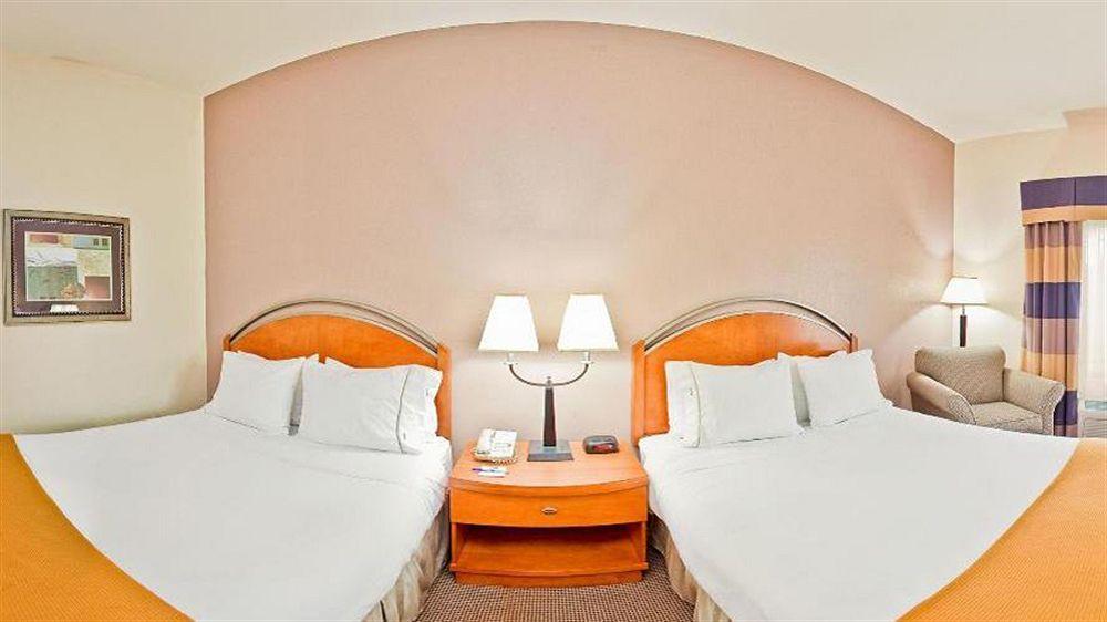 Holiday Inn Express Forest City By Ihg Экстерьер фото