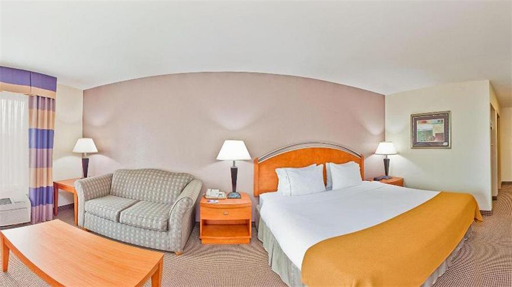 Holiday Inn Express Forest City By Ihg Экстерьер фото