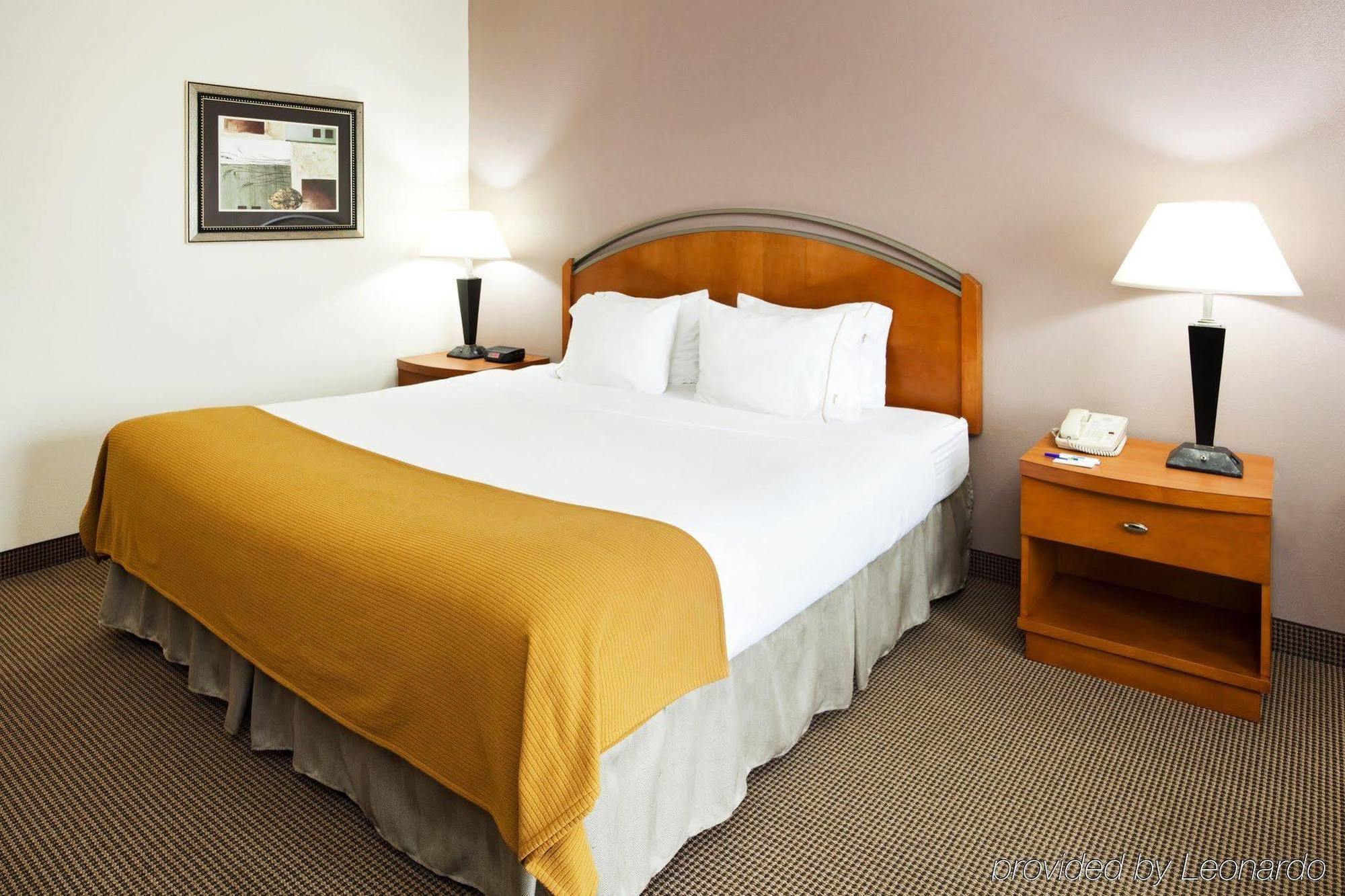 Holiday Inn Express Forest City By Ihg Экстерьер фото